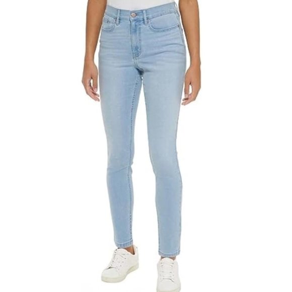 thumbnail interactive-video image 1 of Maurices Womens Jeans High Rise Skinny Blue Denim Button Fly Medium Wash Large 6782a8fb9ceaf7a460c81636 1 of 10